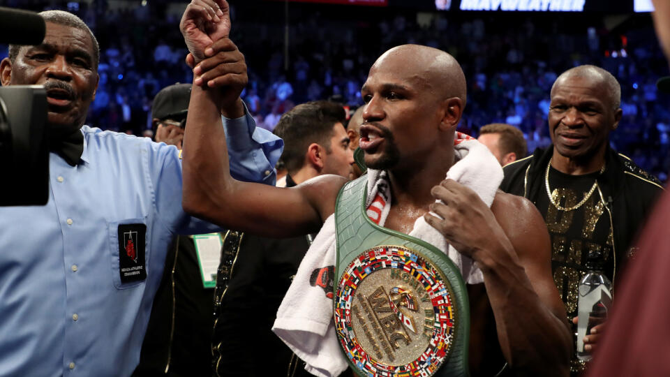 Floyd Mayweather si od ukončenia profesinálnej kariéry úžíva ,,rozhadzovanie''peňazí.