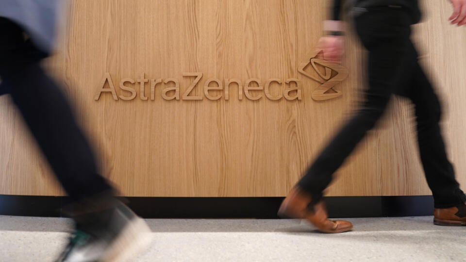WA 13 archív Hamburg - Na archívnej snímke z 25. apríla 2022 logo britského výrobcu liekov AstraZeneca v novej centrále spoločnosti v Hamburgu. Firma AstraZeneca v piatok 29. apríla oznámila pokles čistého zisku v 1. štvrťroku 2022 v dôsledku reštrukturalizácie a poplatkov spojených s prevzatím americkej biotechnologickej firmy Alexion. Jeho tržby však prudko vzrástli. FOTO TASR/DPA
25.04.2022, Hamburg: Blick in den Empfangsbereich der neuen Firmenzentrale des Pharmaunternehmens Astrazeneca. De