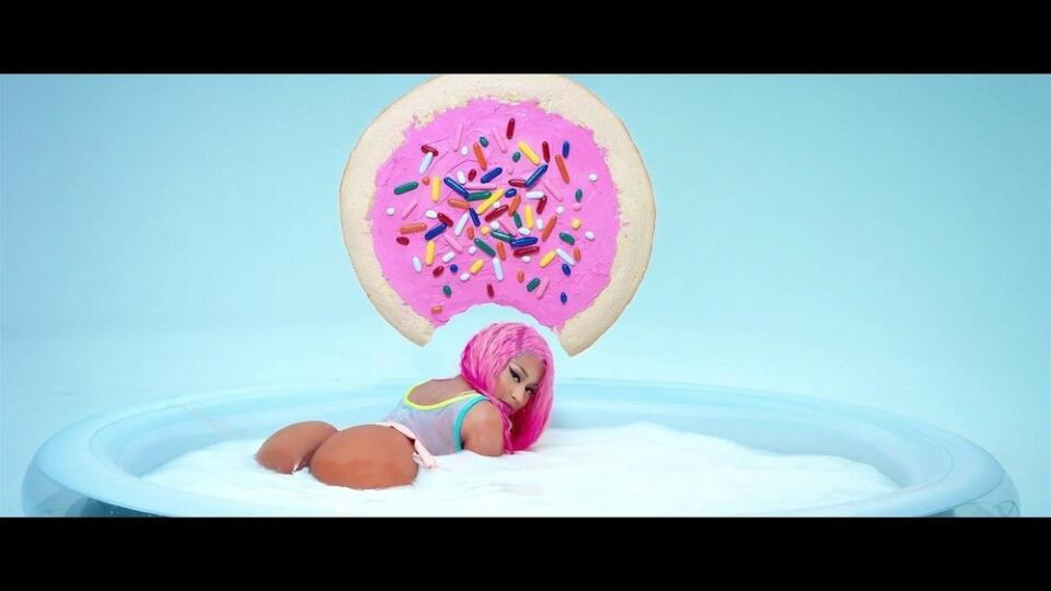Speváčka Nicki Minaj sa zaraďuje medzi krásky so štedrým pozadím, no aj tak je hriešne sexi.