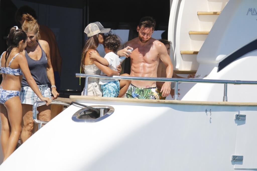 Lionel Messi čerpal sily na luxusnej jachte, kde si vyšiel so svojou rodinkou aj s rodinkou Luisa Suareza.
