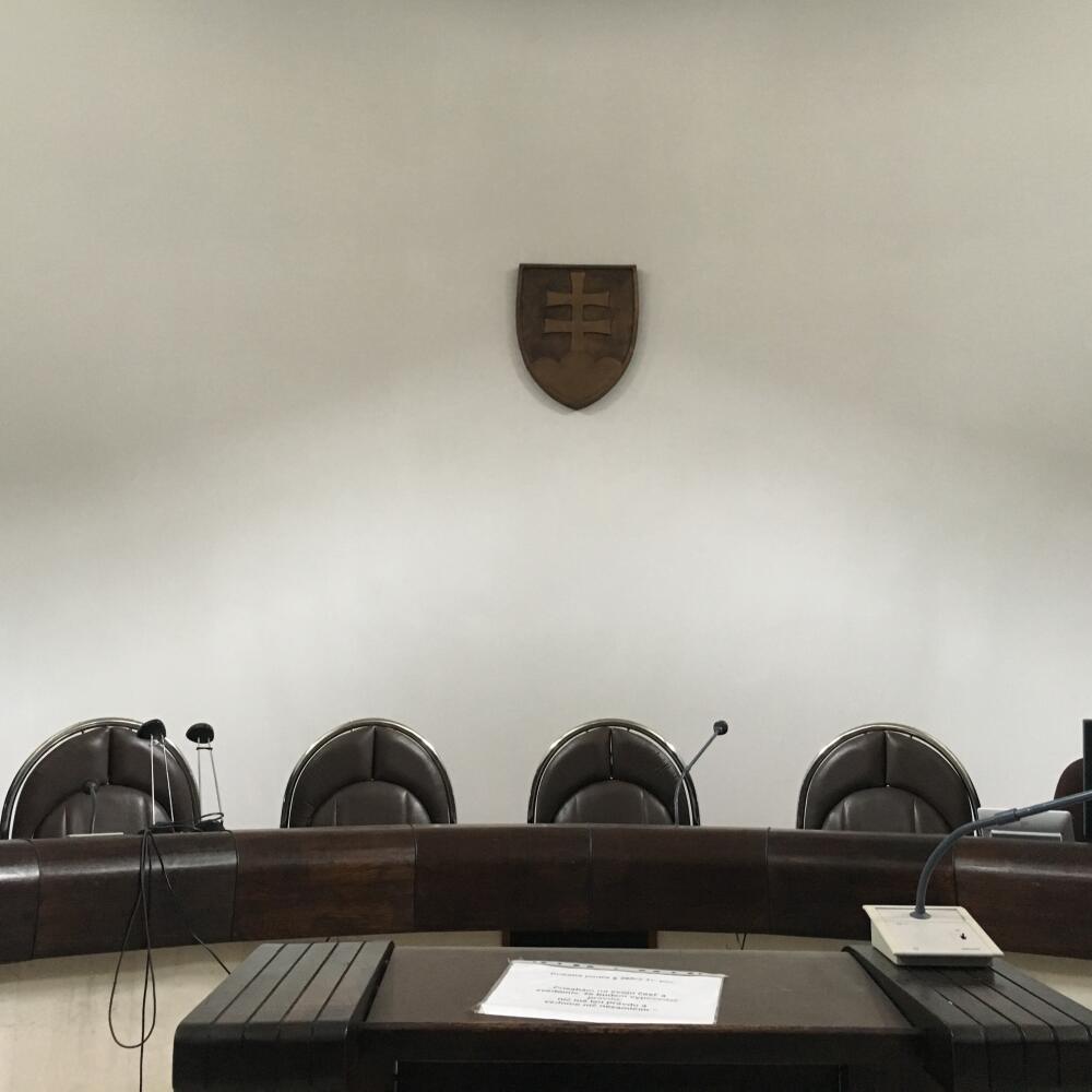 Súd: Málo asistentiek môže spôsob problém.
