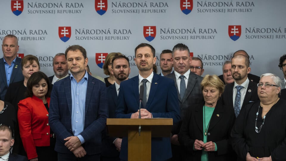 Poslanci Národnej rady (NR) SR začali v stredu popoludní rokovanie mimoriadnej schôdze k odvolávaniu ministra vnútra Romana Mikulca (OĽANO). Inicioval ju opozičný Smer-SD. Opozícia mu vyčíta medializované informácie o jeho údajnom priamom zasahovaní do