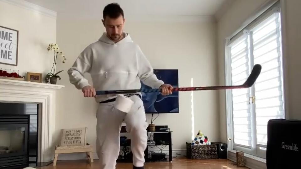 Tomáš Tatar sa baví s toaleťákom