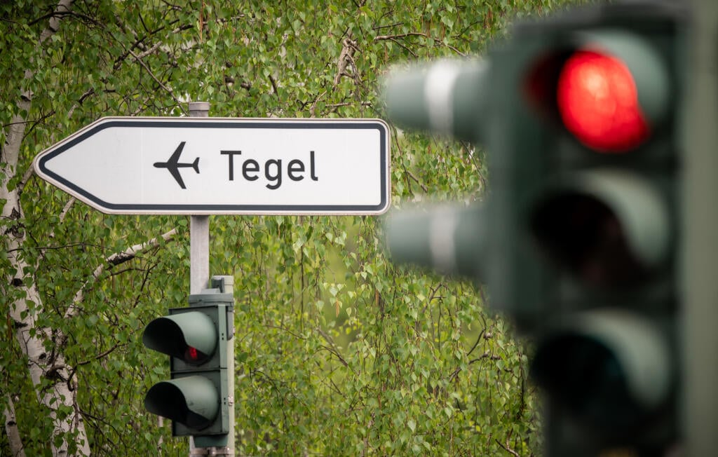 WA 15 archív Berlín - Na archívnej snímke z 29. apríla 2020 dopravná značka ukazuje smer na berlínske letisko Tegel. Berlínske letisko Tegel sa zrejme stane 