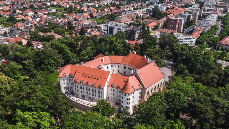 Pýchou mesta Pezinok je nepochybne jeho zámok, ktorý majitelia zrekonštruovali.