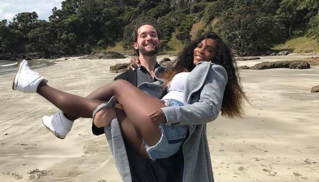 Snáď ani neexistuje niekto na svete, kto nepozná meno Serena Williams. Ide o najlepšiu tenistku všetkých čias a samozrejme, že nemohla vynechať ani tohtoročný Wimbledon. Okrem toho, že sa o posteľ delí so psíkom, z tribún ju podporuje manžel Alexis Ohanian.
