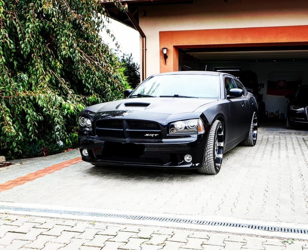 Vo Valábikovej garáži parkujú luxusné žihadlá.