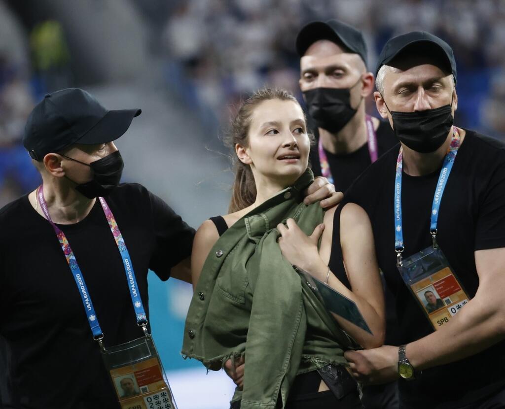 Neznáma žena sa prechádzala po ihrisku, kým ju nespacifikovala bezpečnostná služba organizátorov.