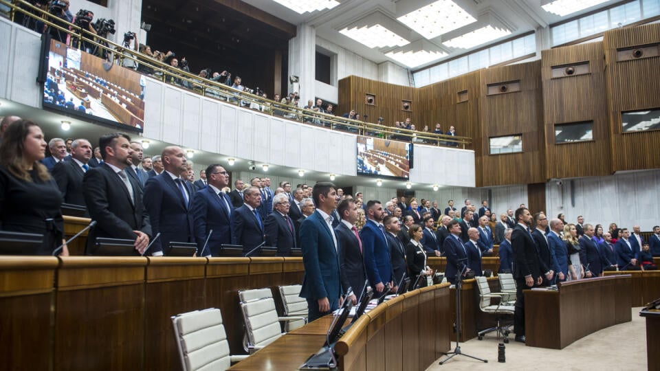Na snímke novozvolení poslanci Národnej rady SR (NR SR) počas ustanovujúcej schôdze NR SR IX. volebného obdobia 25. októbra 2023 v Bratislave. FOTO TASR - Jakub Kotian