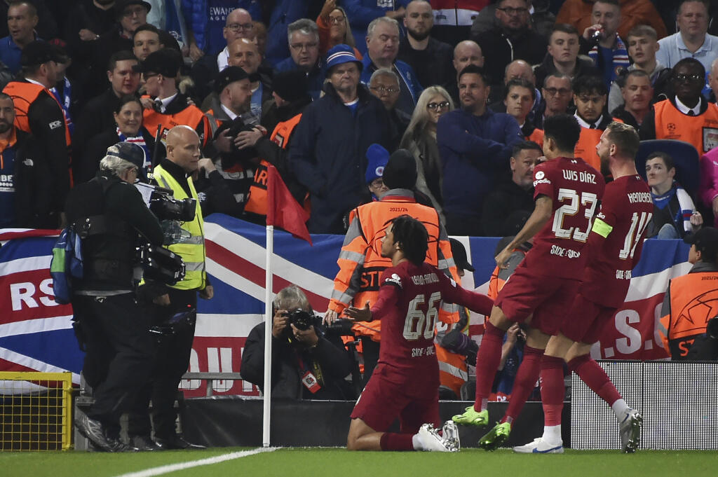 EBE 48 Liverpool - Na snímke uprostred obranca Liverpoolu Trent Alexander-Arnold oslavuje gól v zápase A-skupiny 3. kola skupinovej fázy Ligy majstrov vo futbale FC Liverpool - Glasgow Rangers v Liverpoole 4. októbra 2022. FOTO TASR/AP
Liverpool's Trent Alexander-Arnold, centre, celebrates after scoring the opening goal during the Champions League Group A soccer match between Liverpool and Rangers at Anfield stadium in Liverpool, England, Tuesday Oct. 4, 2022. (AP Photo/Rui Vieira)