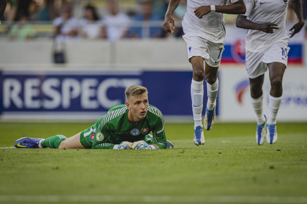 Na snímke Filip Baláž počas zápasu A-skupiny Majstrovstiev Európy vo futbale hráčov do 19 rokov medzi reprezenáciami Slovenska a Francúzska na Štadióne Antona Malatinského v Trnave.