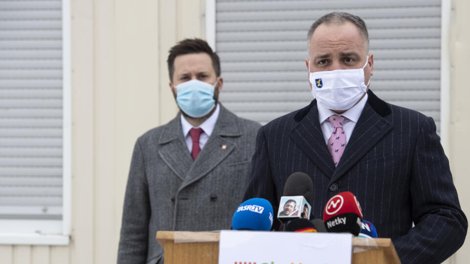 Na snímke vpravo predseda Bratislavského samosprávneho kraja (BSK) Juraj Droba a vľavo primátor hlavného mesta Bratislava Matúš Vallo počas spustenia mobilného odberového miesta pri Úrade BSK, ktoré vzniklo v spolupráci s Hlavným mestom SR Bratislava.
FOTO TASR - Pavel Neubauer