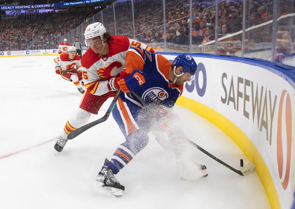 PK 13 archív Edmonton - Na archívnej snímke z 30. septembra 2022 zľava Sonny Milano v drese Calgary Flames a Warren Foegele z Edmontonu Oilers bojujú o puk v prípravnom zápase zámorskej hokejovej NHL Edmonton Oilers - Calgary Flames v Edmontone. Americký hokejista Sonny Milano podpísal zmluvu s Washingtonom Capitals. S vedením klubu zámorskej NHL, v ktorom pôsobí aj Slovák Martin Fehérváry, sa dohodol na ročnom kontrakte v hodnote 750.000 USD. FOTO TASR/AP
Calgary Flames' Sonny Milano (15) chec