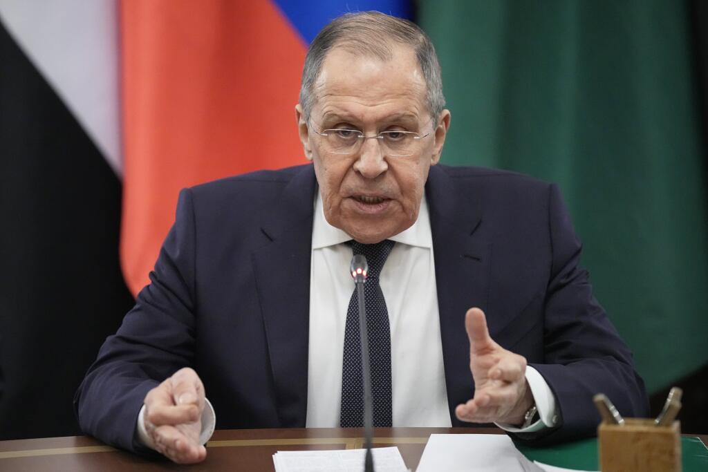 EBE 24 Moskva - Na snímke ruský minister zahraničných vecí Sergej Lavrov reční počas rokovania s predstaviteľmi krajín Ligy arabských štátov (LAŠ) v Moskve v Rusku v pondelok 4. apríla 2022. FOTO TASR/AP


Russian Foreign Minister Sergey Lavrov speaks during his talks with representatives of Arab League nations in Moscow, Russia, Monday, April 4, 2022. (AP Photo/Alexander Zemlianichenko, Pool)
