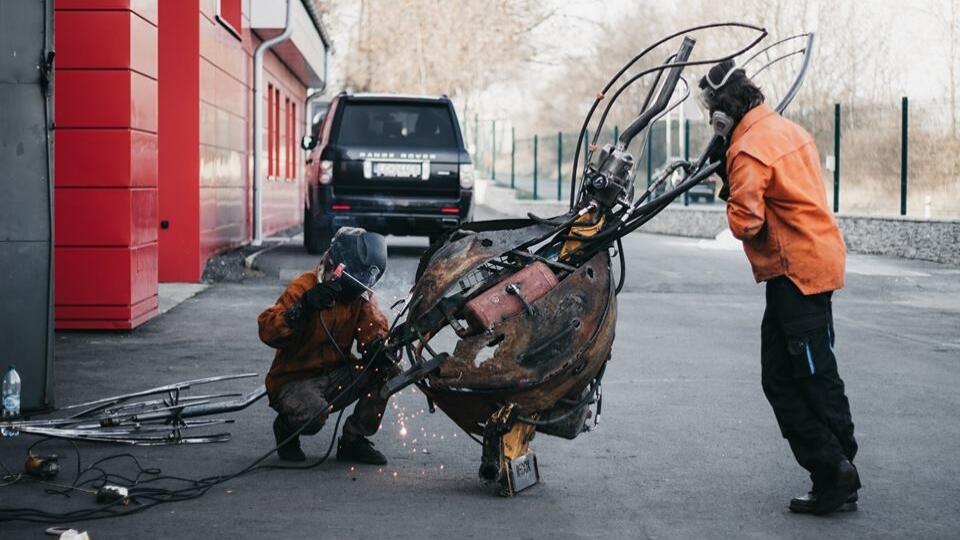 Dielo sa snaží tiež poukázať na nevyužívanie odpadu ako komodity a pomalé budovanie reprodukovateľného priemyslu.