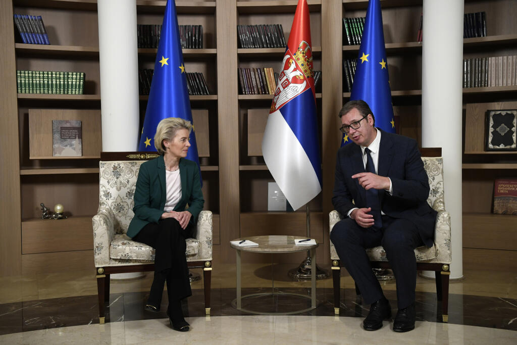 JB 3 Belehrad - Srbský prezident Aleksandar Vučič (vpravo) sa rozpráva s predsedníčkou Európskej komisie Ursulou von der Leyenovou počas ich stretnutia v Belehrade 28. októbra 2022. Predsedníčka Európskej komisie Ursula von der Leyenová v piatok potvrdila podporu zo strany Európskej únie pre Srbsko i Bosnu a Hercegovinu. TASR správu prevzala s agentúry AP. Von der Leyenová v stredu začala svoju cestu po šiestich krajinách západného Balkánu. Cieľom je získať podporu pre EÚ a uistiť sa, že sa táto