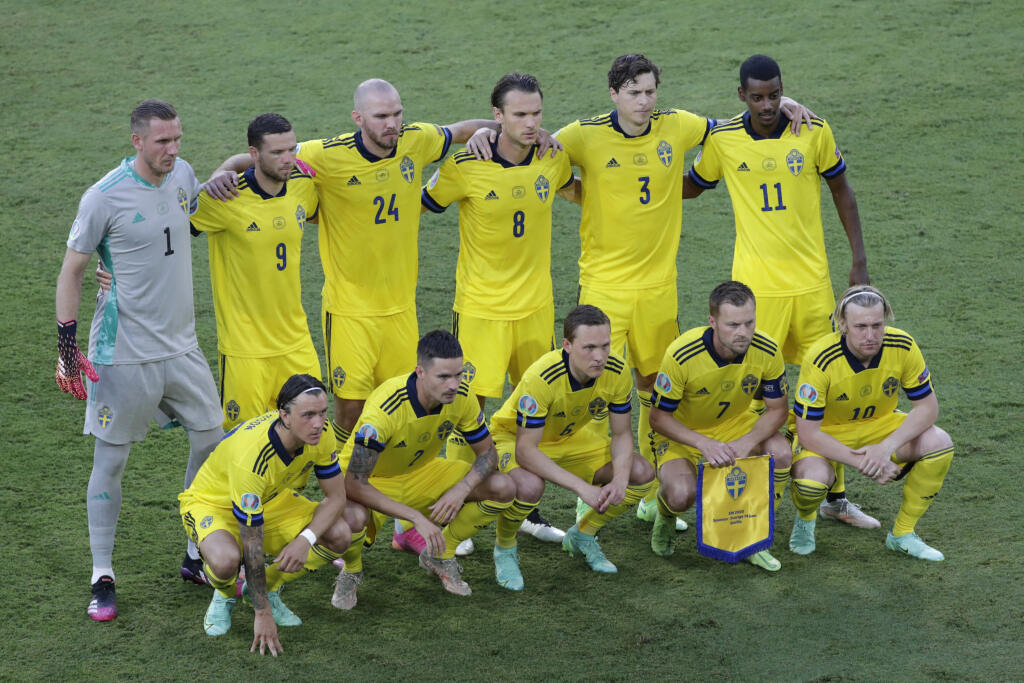 EBE 34 Sevilla - Na snímke hráči Švédska pózujú pre spoločnú fotografiu pred zápasom E-skupiny na majstrovstvách Európy vo futbale Španielsko - Švédsko v španielskej Seville 14. júna 2021. FOTO TASR/AP
Players of Sweden pose for a team photo before the Euro 2020 soccer championship group E soccer match between Spain and Sweden, at La Cartuja stadium in Seville, Spain, Monday, June 14, 2021. (Julio Munoz/Pool via AP)