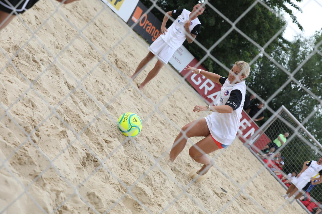 Dominika Cibulková ukázala niečo aj s futbalového umenia. Nechýbal jej pri tom úsmev na tvári.