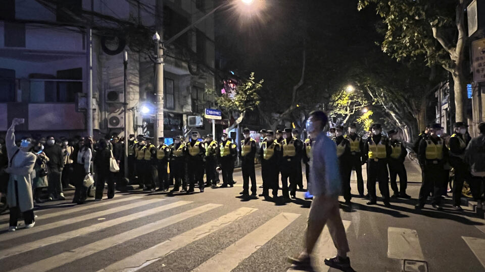 JB 49 Šanghaj - Čínski policajti blokujú miesto, kde sa zhromažďujú demonštranti počas protestu proti covidovým opatreniam v čínskom Šanghaji 27. novembra 2022. Do ulíc najväčšieho čínskeho mesta Šanghaj vyšli v nedeľu ráno demonštranti, ktorí požadovali ukončenie prísnych opatrení proti šíreniu covidu. Protest zorganizovali aj študenti elitnej univerzity v čínskej metropole Peking, informuje agentúra AFP. Protestné zhromaždenia vypukli v reakcii na tohtotýždňový smrtiaci požiar v čínskom región