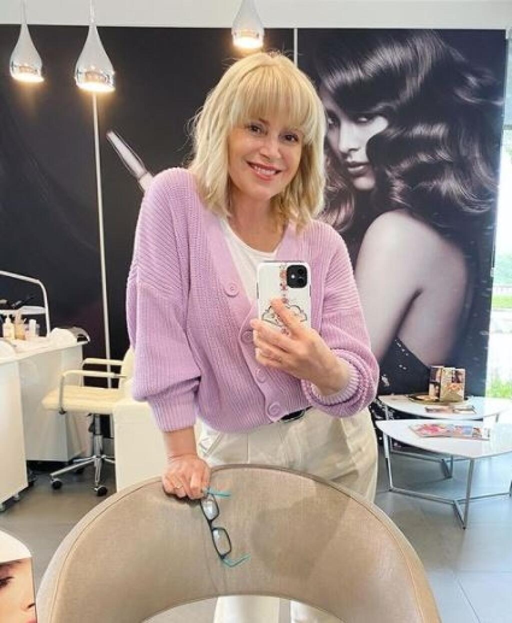 Zuzana Vačková. Herečka vyzerá na svoj vek vynikajúco a o svoj zovňajšok sa patrične stará. Dodržuje prísny režim stravovania, čím ide príkladom aj mnohým ženám, ktoré sa stravujú podľa nej, keďže herečka zdieľa videá príprav svojich jedál. Aktuálne sa rozhodla zmeniť aj imidž. Dala sa ostrihať a rozhodla sa aj pre ofinku. A okamžite má o niekoľko rokov menej!