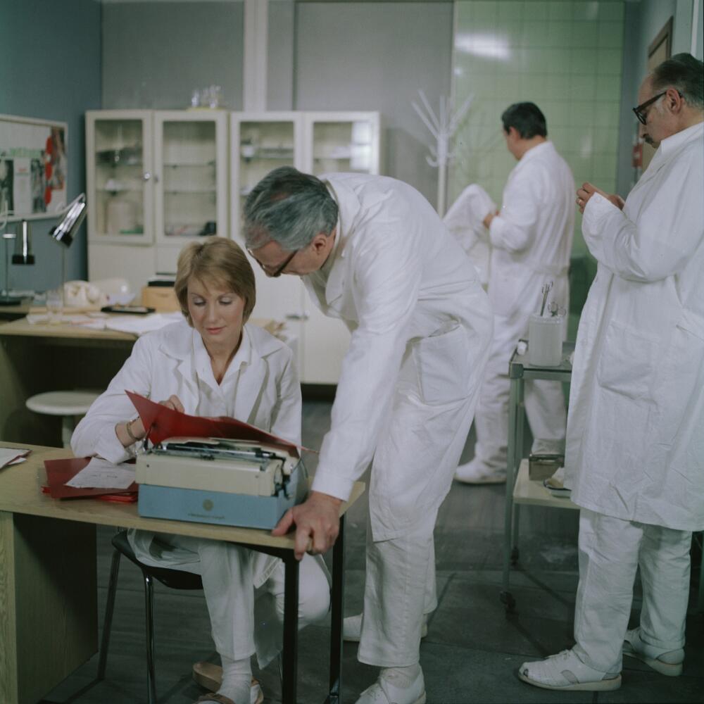 Televizní seriál o životních osudech lékařů, zdravotních sester a zdravotního personálu z jedné okresní nemocnice, 1981, II., Balzerová Eliška a Chudík Ladislav v ordinaci