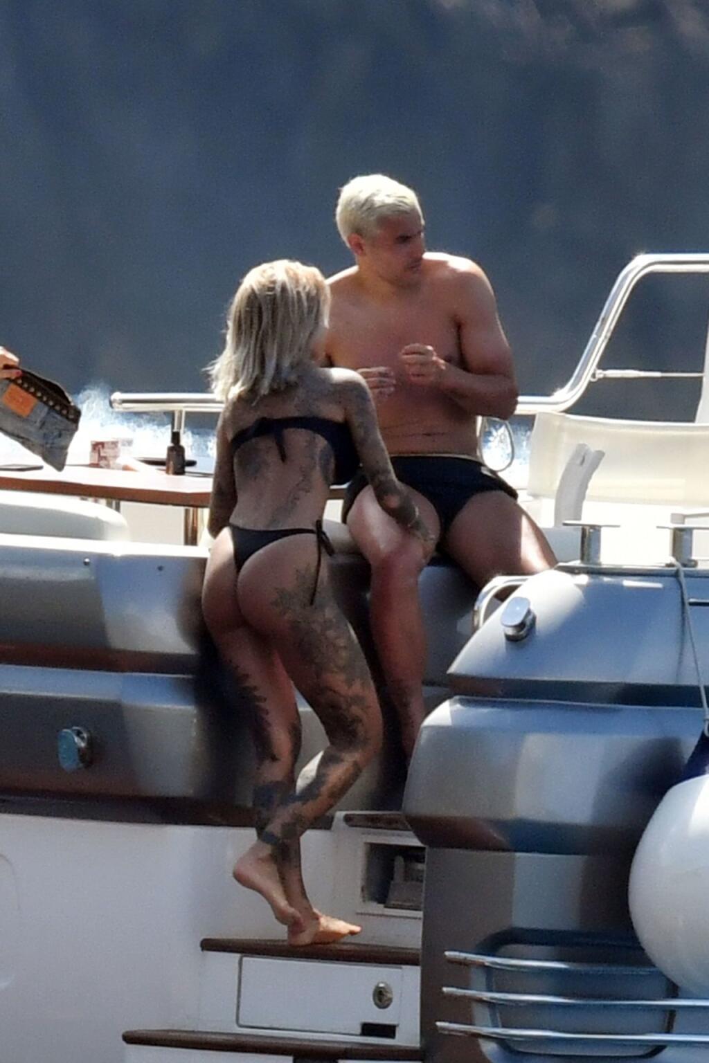 Párik sa po horúcich chvíľkach telo na telo rozhodol schladiť vo vode.