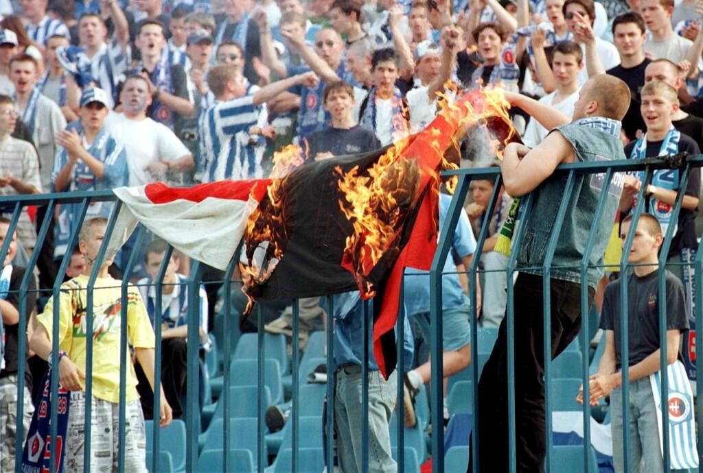 V roku 1999 zase fanúšikovia Slovana počas derby na Tehelnom poli získali šál Spartaka Trnava z hosťujúceho sektora. Ten následne spálili.
