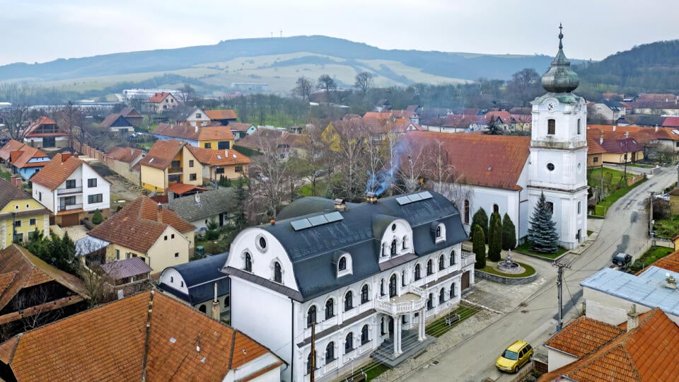 Základom belostnej budovy uprostred obce je 154-ročná škola, ktorá fungovala do roku 1993. Potom ju vrátili cirkvi. Farár Hvožďara ju takto premenil z darov.