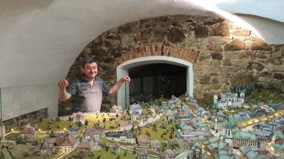 Autor Peter Chovan s modelom "kartónovej" Štiavnice.