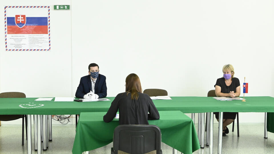Študentka odpovedá počas ústnej maturitnej skúšky, 25. mája 2020 na Strednej zdravotníckej škole Celestíny Šimurkovej v Trenčíne. Možnosť zabojovať o lepšiu maturitnú známku z cudzieho jazyka prejavilo záujem sedem študentov školy. Pre pandémiu nového koronavírusu sa v tomto školskom roku celoplošné písomné ani ústne maturity nekonajú. FOTO TASR - Radovan Stoklasa