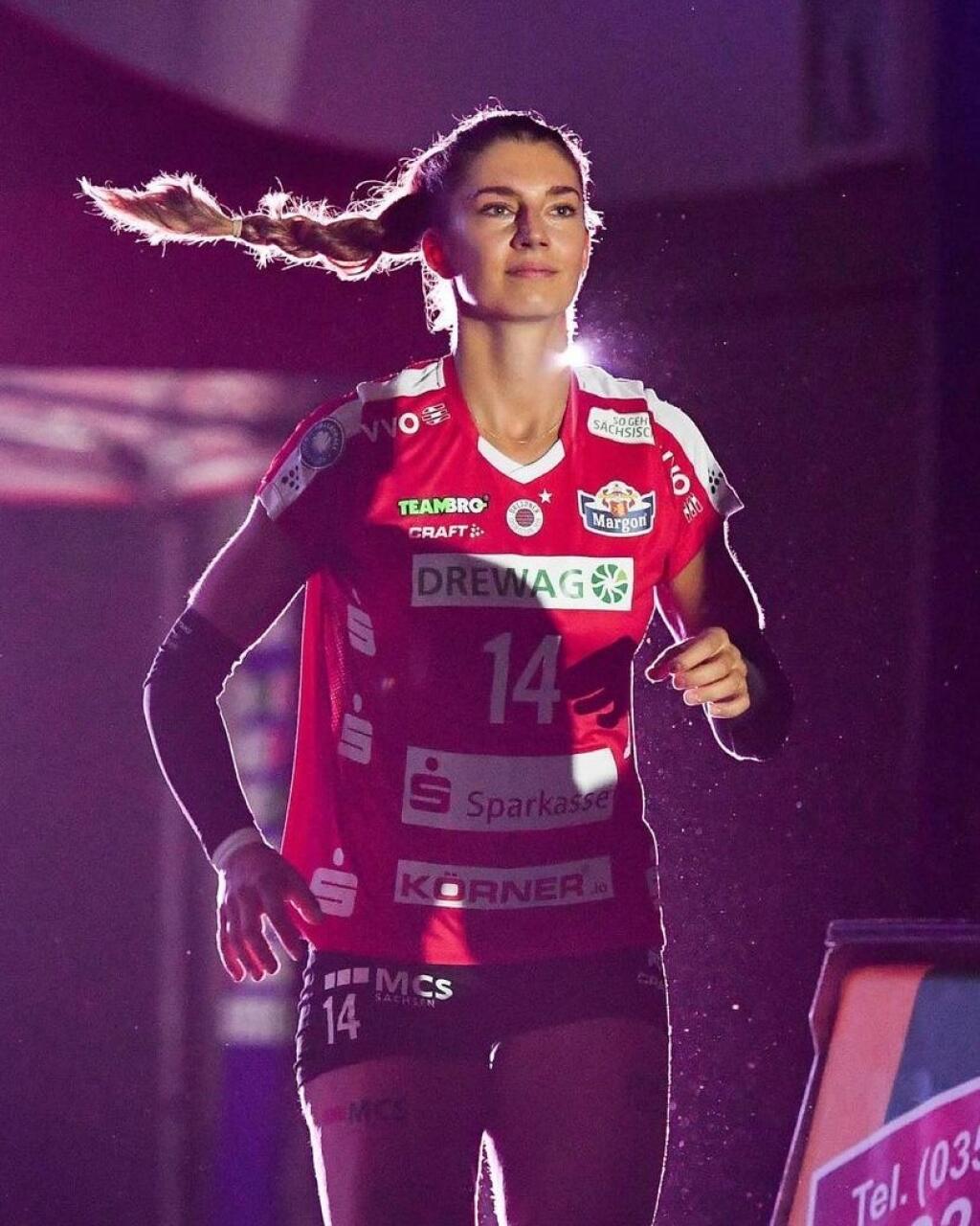 Nikola Radosová patrí k najkrajším slovenským volejbalistkám a svojim dokonalým vzhľadom zaujala na aj nedávnom európskom šampionáte.