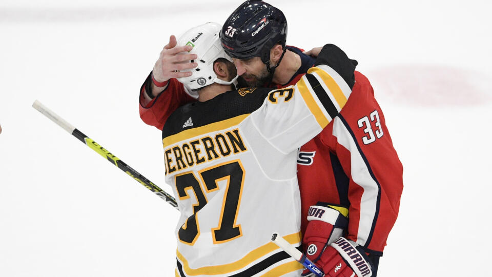 KK1 Washington - Canter Patrice Bergeron (37) z Bostonu Bruins a obranca Zdeno Chára z Washingtonu Capitals sa objímajú po piatom zápase semifinále 1. kola play off Východnej konferencie hokejovej NHL Washington Capitals - Boston Bruins 24. mája 2021 vo Washingtone. FOTO TASR/AP
Boston Bruins center Patrice Bergeron (37) and Washington Capitals defenseman Zdeno Chara (33) hug after Game 5 of an NHL hockey Stanley Cup first-round playoff series, Sunday, May 23, 2021, in Washington. The Bruins w