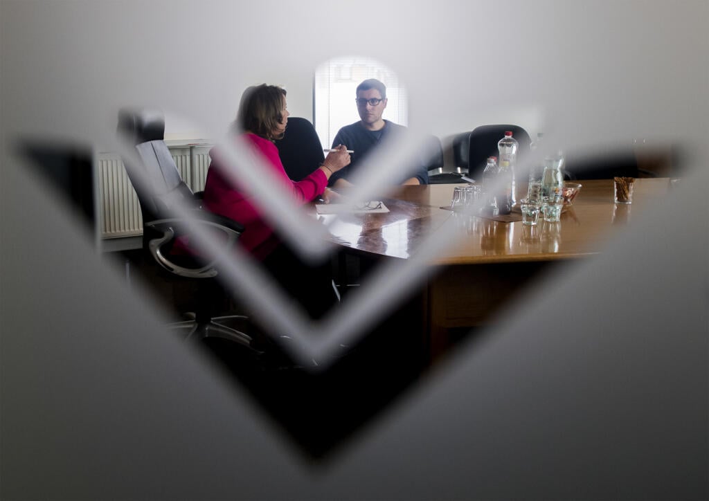 Na snímke vľavo generálna riaditeľka Všeobecnej zdravotnej poisťovne (VšZP) Ľubica Hlinková, vpravo otec vážne chorej poistenky z Košíc Amélie Juraj Bartakovič počas stretnutia, na ktorom mu osobne sprostredkovala všetky potrebné informácie o úhrade nákladnej liečby pre jeho dcéru v Bratislave 6. marca 2020. FOTO TASR – Martin Baumann