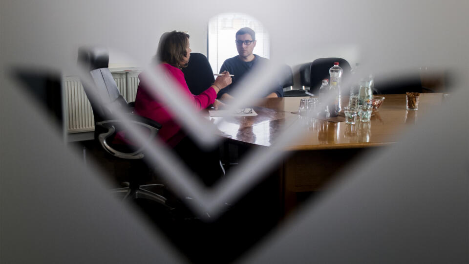 Na snímke vľavo generálna riaditeľka Všeobecnej zdravotnej poisťovne (VšZP) Ľubica Hlinková, vpravo otec vážne chorej poistenky z Košíc Amélie Juraj Bartakovič počas stretnutia, na ktorom mu osobne sprostredkovala všetky potrebné informácie o úhrade nákladnej liečby pre jeho dcéru v Bratislave 6. marca 2020. FOTO TASR – Martin Baumann