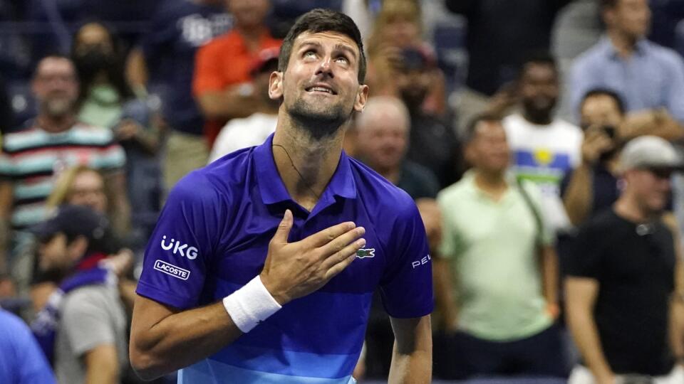 JB 3 New York - Srbský tenista Novak Djokovič reaguje po jeho výhre nad Talianom Matteom Berrettinim v štvrťfinále dvojhry na grandslamovom tenisovom turnaji US Open v New Yorku 8. septembra 2021. FOTO TASR/AP
Novak Djokovic, of Serbia, motions and looks up after defeating Matteo Berrettini, of Italy, during the quarterfinals of the U.S. Open tennis tournament early Thursday, Sept. 9, 2021, in New York. (AP Photo/Frank Franklin II)