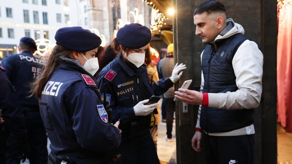 V Rakúsku pritvrdili! Na letisku otočilo 110 Britov, nespĺňali nové proticovidové požiadavky