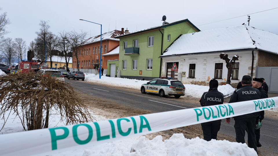 Na snímke policajti hliadkujú na ceste po útoku nožom na gymnáziu (oranžová farba) v meste Spišská Stará Ves (okres Kežmarok) vo štvrtok 16. januára 2025. Po útoku hlásia dvoch mŕtvych. Jeden pacient je v kritickom stave. TASR to potvrdila Danka Capáková z Operačného strediska záchrannej zdravotnej služby (OS ZZS) SR. Polícia zadržala podozrivého 18-ročného študenta, ktorý sa mal dopustiť tohto závažného skutku. Na sociálnej sieti o tom informovala polícia. FOTO TASR - Adriána Hudecová