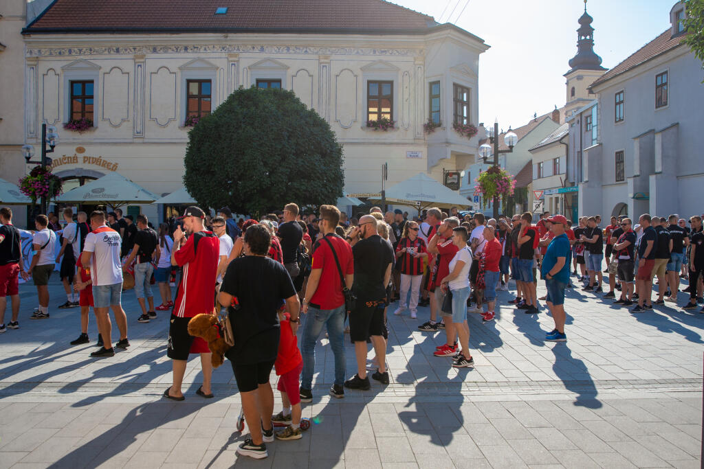 Fanúšikovia FC Spartak Trnava zorganizovali “Pochod za slobodu”. Fanúšikovia vyjadrujú odpor proti obmedzeniam na športových podujatiach.