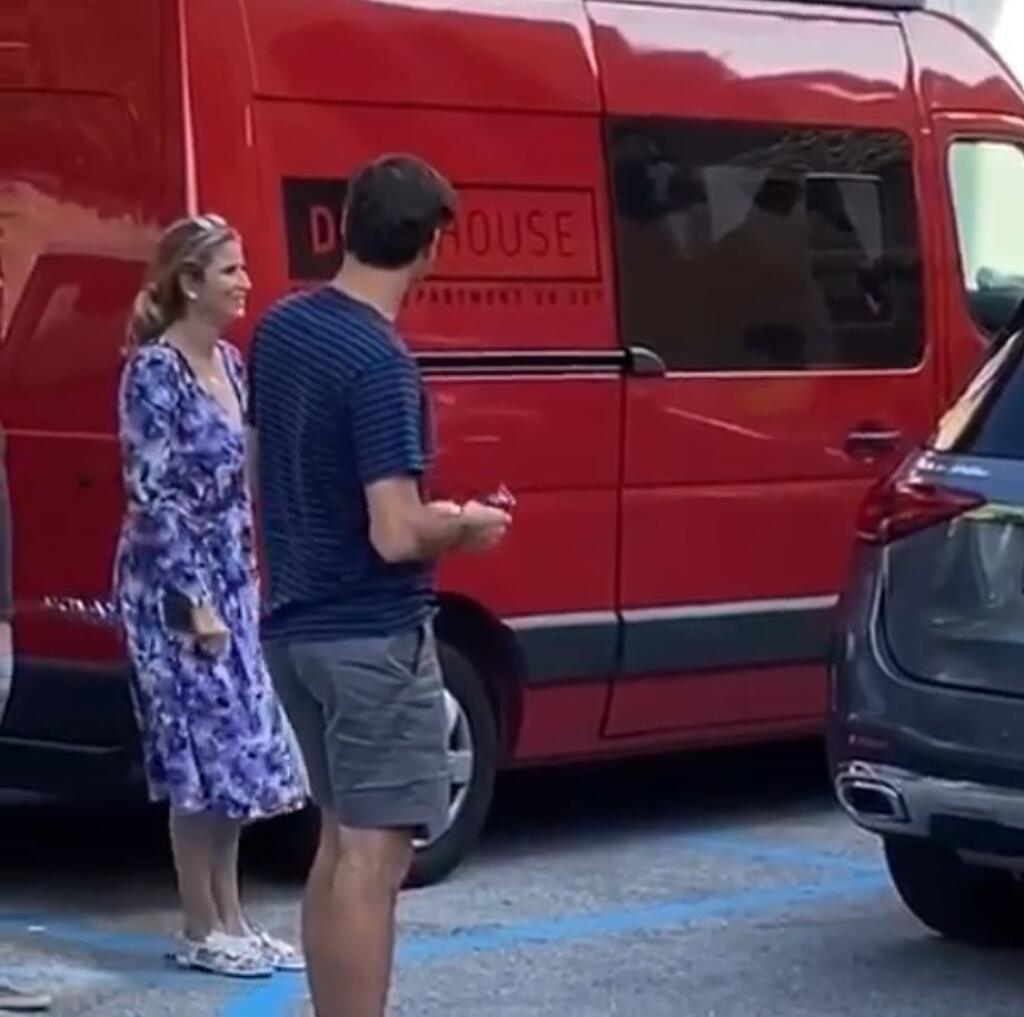 Trvalo niekoľko mesiacov, kým sa Mirka ukázala na verejnosti. Po mesiacoch karantény Rogera sprevádzala na točení reklamy, ktorej hlavnou hviezdou je práve legendárny tenista. Mirka, ktorá má na instagrame niekoľko fanúšikovských stránok a profilov, tak okamžite zaujala a obletela sociálne siete.