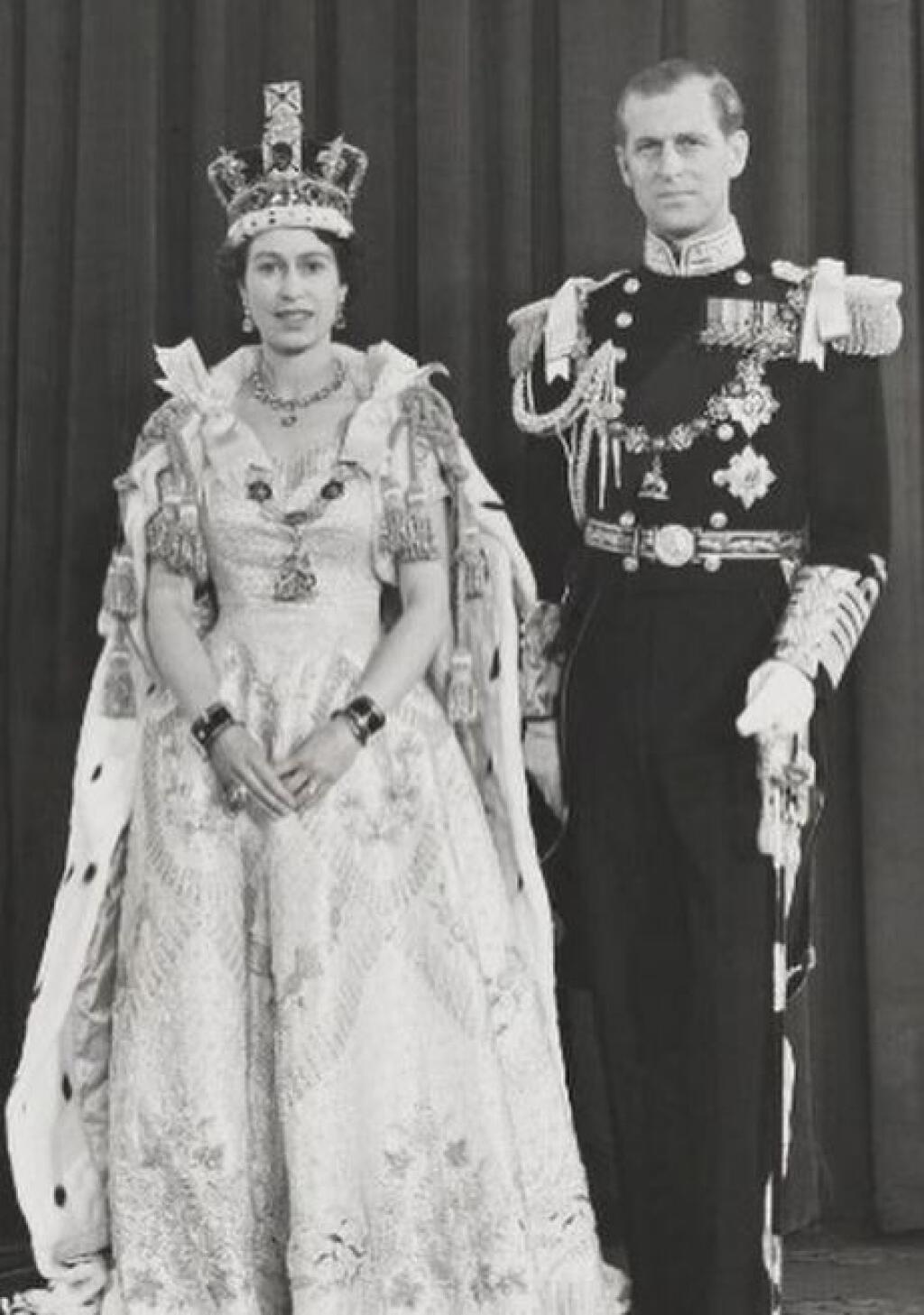 Svadba s budúcou kráľovnou Alžbetou sa konala 20. novembra 1947 vo Westminsterskom opátstve a prostredníctvom prenosu BBC ju sledovalo 200 miliónov divákov. Jeho sestry a ani nikto z nemeckých príbuzných sa na svadbe nezúčastnil, no jeho matka na ňu napriek zdravotným problémom prišla. Princ Philip sa stal vojvodom z Edinburghu a prijal tituly Jeho kráľovskej Výsosti a britského princa.