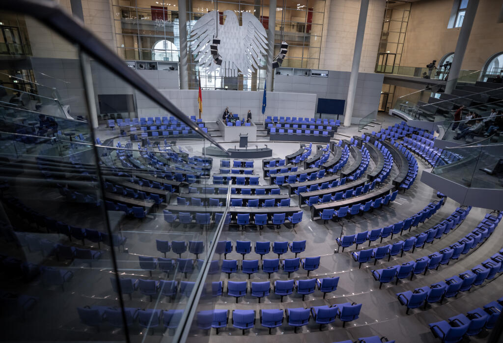 WA 79 archív Berlín - Na archívnej snímke z 3. marca 2023 prázdna rokovacia sála dolnej komory nemeckého parlamentu, Spolkového snemu (Bundestag) v Berlíne. Počet poslanecov v Bundestagu sa po nasledujúcich voľbách zníži zo súčasných 736 na 630. Informovala o tom v nedeľu 12. marca 2023 tlačová agentúra DPA.
Na plánovanej zmene sa dohodli parlamentné skupiny troch strán vládnej koalície - Sociálnodemokratickej strany Nemecka (SPD), Zelených a Slobodnej demokratickej strany (FDP). FOTO TASR/DPA

