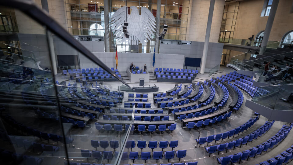 WA 79 archív Berlín - Na archívnej snímke z 3. marca 2023 prázdna rokovacia sála dolnej komory nemeckého parlamentu, Spolkového snemu (Bundestag) v Berlíne. Počet poslanecov v Bundestagu sa po nasledujúcich voľbách zníži zo súčasných 736 na 630. Informovala o tom v nedeľu 12. marca 2023 tlačová agentúra DPA.
Na plánovanej zmene sa dohodli parlamentné skupiny troch strán vládnej koalície - Sociálnodemokratickej strany Nemecka (SPD), Zelených a Slobodnej demokratickej strany (FDP). FOTO TASR/DPA