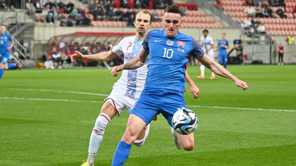 Na snímke vpravo útočník Slovenska Róbert Polievka a obranca Luxemburska Lars Gerson v zápase J-skupiny kvalifikácie na majstrovstvá Európy 2024 vo futbale Slovensko - Luxembursko v Trnave vo štvrtok 23. marca 2023.