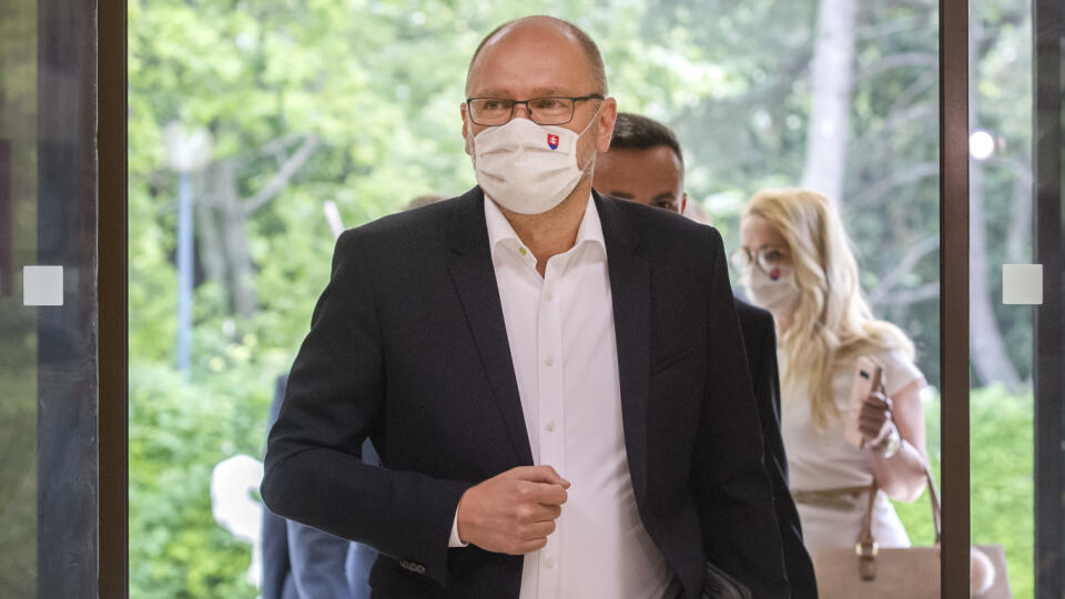 Na snímke minister hospodárstva SR Richard Sulík (SaS) prichádza na 19. rokovanie vlády SR 14. mája 2020 v Bratislave. FOTO TASR - Martin Baumann