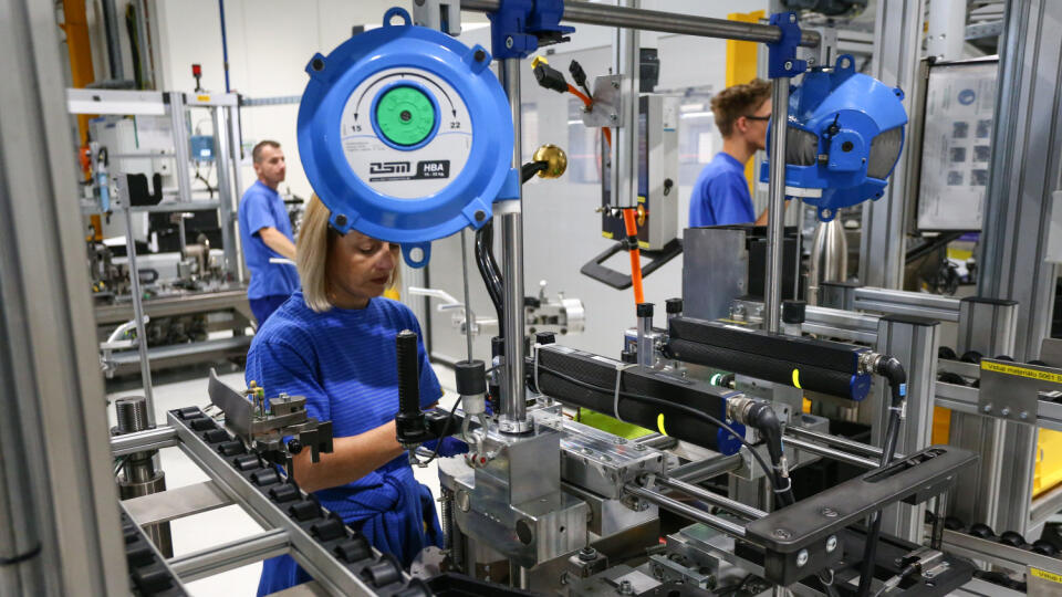 Spoločnosť Schaeffler otvorila v Kysuckom Novom Meste výskumné a vývojové centrum, ktoré vyvíja produkty a komponenty pre elektromobilitu a inteligentné podvozkové systémy. Na snímke zamestnanci počas pracovnej doby v priestoroch výrobnej haly závodu Schaeffler Kysuce vo štvrtok 29. júna 2023 v Kysuckom Novom Meste. FOTO TASR - Daniel Stehlík