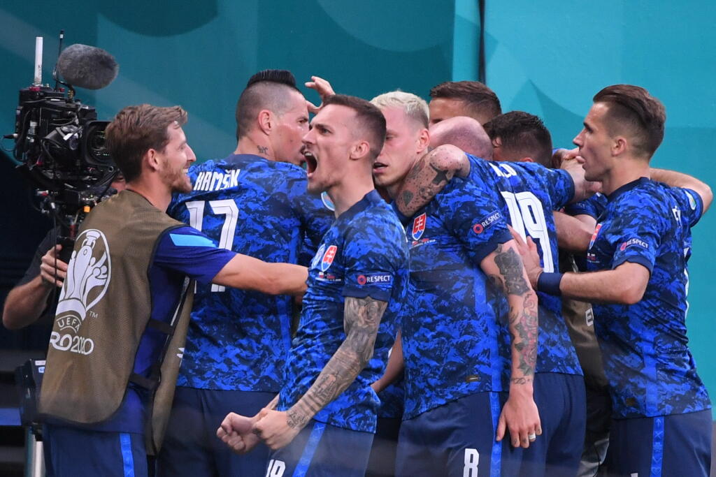 Na snímke gólová radosť hráčov Slovenska po druhom góle Milana Škriniara v zápase E-skupiny na majstrovstvách Európy vo futbale Poľsko - Slovensko 14. júna 2021 v Petrohrade. FOTO TASR - Martin Baumann