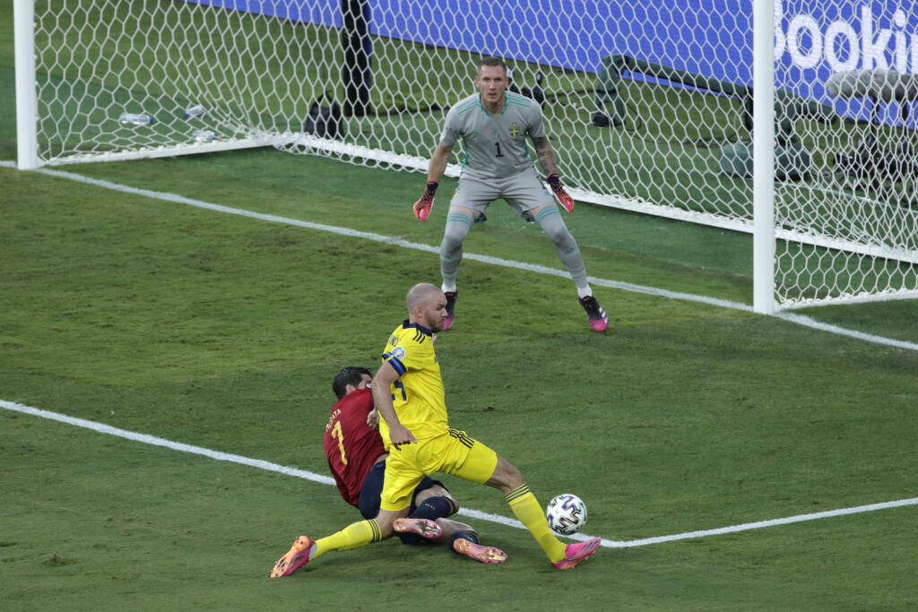 EBE 45 Sevilla - Na snímke vľavo hráč Španielska Alvaro Morata a vpravo hráč Švédska Marcus Danielson v zápase E-skupiny na majstrovstvách Európy vo futbale Španielsko - Švédsko v španielskej Seville 14. júna 2021. FOTO TASR/AP
Spain's Alvaro Morata, left, and Sweden's Marcus Danielson vie for the ball during the Euro 2020 soccer championship group E soccer match between Spain and Sweden, at La Cartuja stadium in Seville, Spain, Monday, June 14, 2021. (Julio Munoz/Pool via AP)
