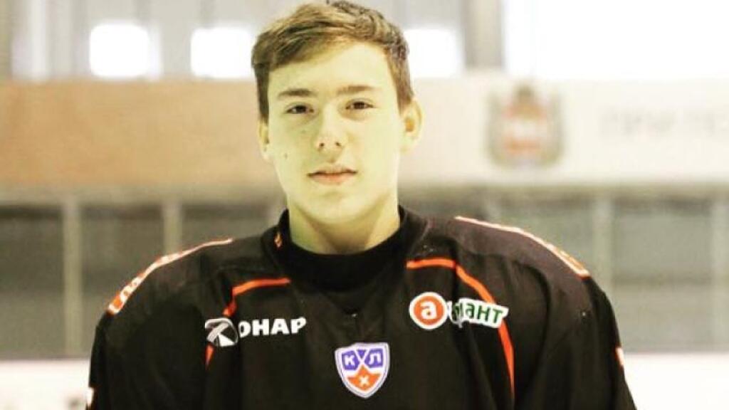 Iba 19-ročný ruský hokejista Timur Fajzutdinov zomrel po tom, čo v piatkovom zápase juniorskej MHL utrpel vážne zranenia hlavy a mozgu po zásahu pukom.