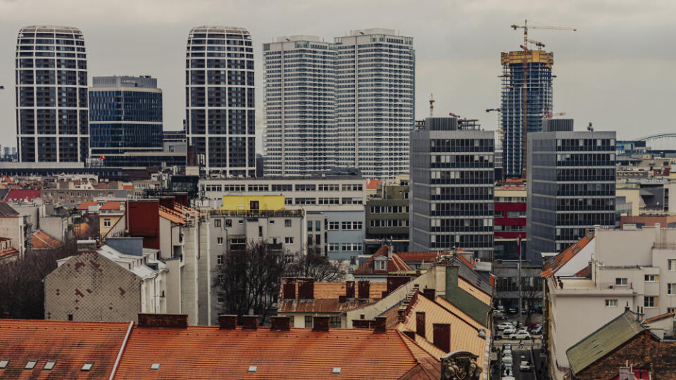 Na snímke pohľad na výškovú zástavbu na území bratislavského downtownu.