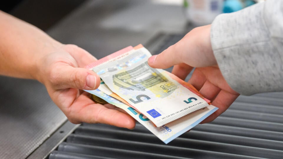 Do konca roka by mali dôchodcovia získať okrem 13. dôchodku v doterajšej výške ešte jeden mimoriadny príspevok. Poslanci Národnej rady (NR) SR v utorok schválili, že vládny návrh novely zákona o 13. dôchodku prerokujú v skrátenom legislatívnom konaní už na aktuálnej schôdzi. (Ilustračné foto)